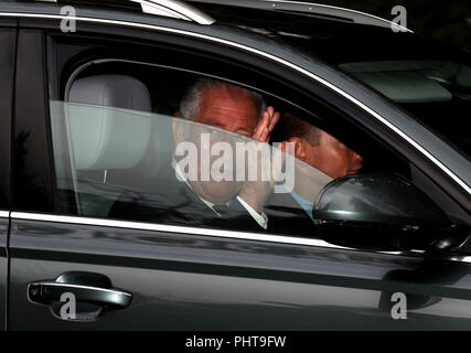 Der Prinz von Wales auch als Herzog von Rothesay wenn in Schottland bekannt, Blätter Crathie Kirk in Schottland nach der Teilnahme an einem Sonntag Morgen Gottesdienst. Stockfoto