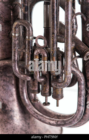 Verchromte vintage Musik Trompete, alten musikalischen Blasinstrument auf weißem Hintergrund, Stockfoto