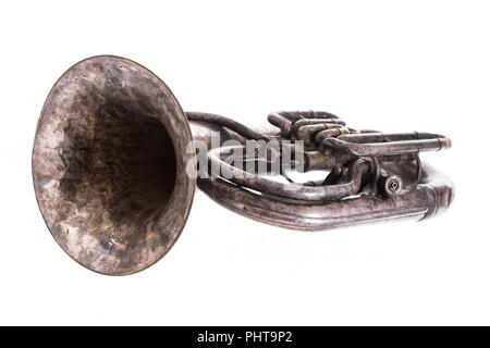 Alten musikalischen Blasinstrument auf weißem Hintergrund, verchromte vintage Musik Trompete Stockfoto
