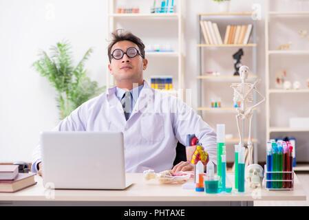Lustige Arzt Spaß im Krankenhaus Labor Stockfoto