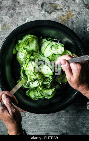 Dill und Schnittlauch Gurkensalat Stockfoto