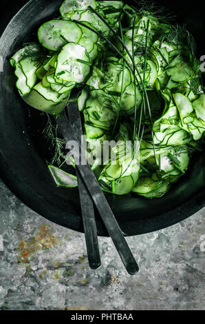 Dill und Schnittlauch Gurkensalat Stockfoto