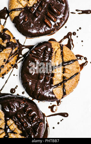 In Schokolade getauchte glutenfrei Erdnussbutter Cookies. Stockfoto