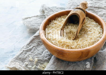 Gedünsteter lange Reis in eine hölzerne Schüssel. Stockfoto