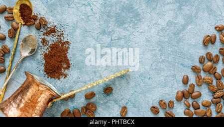 Kupfer Töpfe, Löffel und Kaffeebohnen. Stockfoto