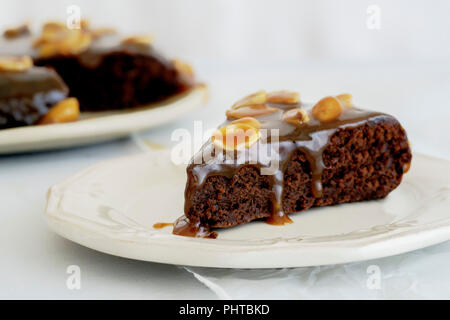 Brownie Kuchen mit gesalzen Karamell und gerösteten Erdnüssen Stockfoto