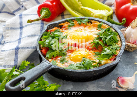 Shakshuka in einer gusseisernen Pfanne. Stockfoto