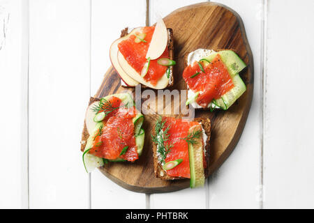 Dänische traditionelle Snack smorrebrod mit Lachs, Gurken und Frischkäse Stockfoto