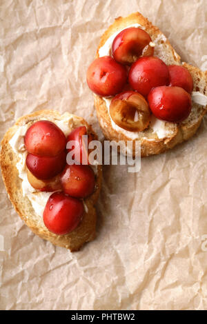 Bruschetta mit Kirsche, Honig Sauce und Frischkäse Stockfoto