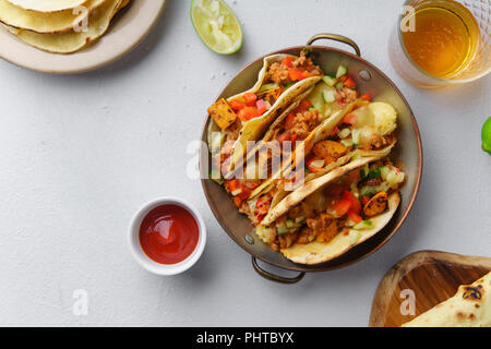 Overhead Bild der mexikanischen Tacos mit Chili con Carne und geriebenem Käse Stockfoto