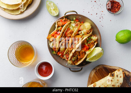 Overhead Bild der mexikanischen Tacos mit Chili con Carne und geriebenem Käse Stockfoto