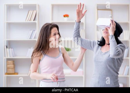 Ältere Frau mit Virtual reality Brillen Stockfoto