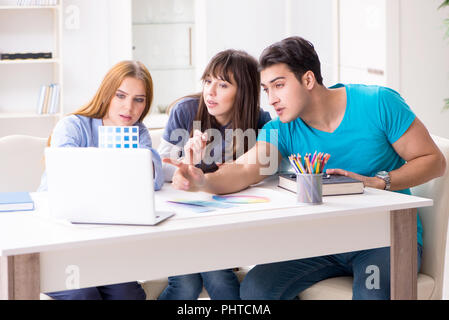 Team von Designern diskutieren Neues Projekt Stockfoto