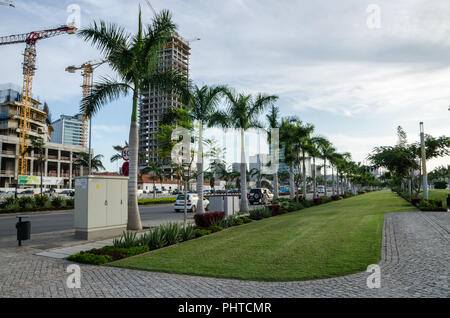 Luanda, Angola - 28. April 2014: Luanda der Strandpromenade mit Palmen und den Bau von modernen Hochhäusern auf See Seite des Kapitals. Stockfoto