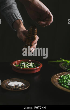 Ein Mann hält eine pepperbox Stockfoto