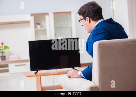 Businesman Fernsehen im Büro Stockfoto