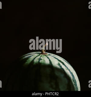 Eine Nahaufnahme Makro Foto einer Wassermelone auf einem dunklen Hintergrund Stockfoto