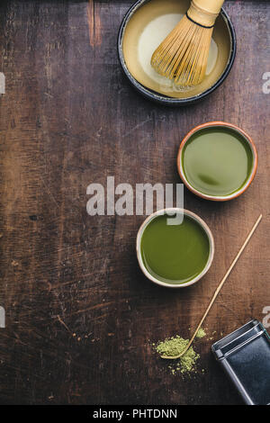 Matcha Grüntee auf hölzernen Hintergrund, Flach, Copyspace Stockfoto