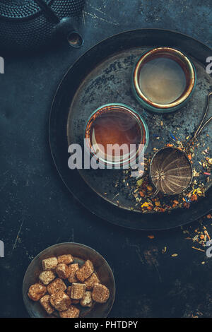 Tee Zusammensetzung auf dunklem Hintergrund Stockfoto