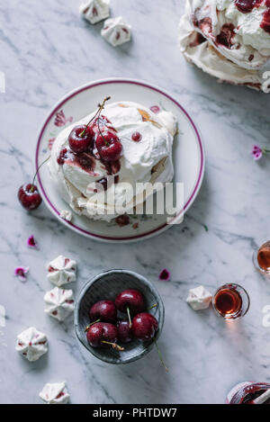 Kirsche Konfitüre pavlovas Stockfoto