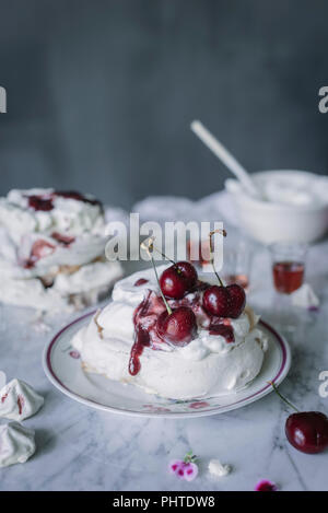 Kirsche Konfitüre pavlovas Stockfoto