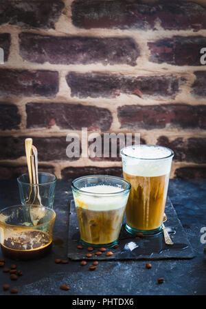 Iced Coffee Latte in einer rustikalen Umgebung Stockfoto