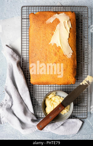 Orange und poppyseed Kuchen teilweise mit Butter Puderzucker. Stockfoto