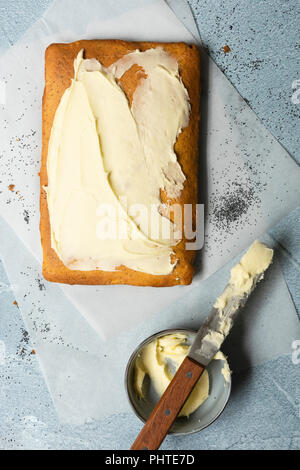 Orange und Mohn Kuchen teilweise mit Butter Puderzucker. Stockfoto