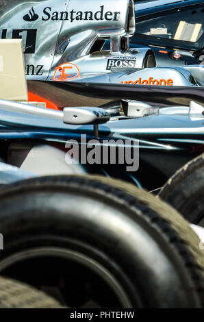 McLaren Mercedes MP 4/23 Formel 1 Lewis Hamilton Grand Prix Rennwagen in Goodwood Festival der Geschwindigkeit, mit anderen McLarens Stockfoto