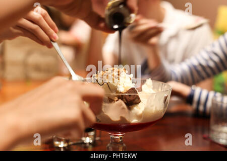 Familie Tag heraus in eine gekühlte Sahne in einem Restaurant Stockfoto