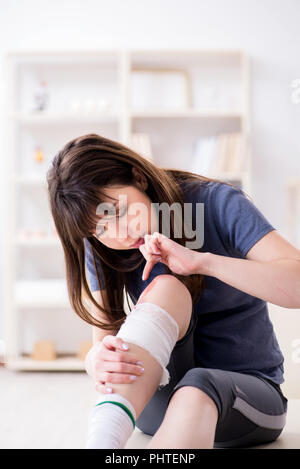 Patient, Arzt nach sportverletzung Stockfoto