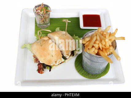 Der Hamburger mit Chips isoliert Stockfoto
