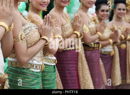 Ayutthaya Thailand - 17.September 2015: Gruppe thailändischer Tänze lächelnd Respekt in der Tradition Thai dress. Stockfoto