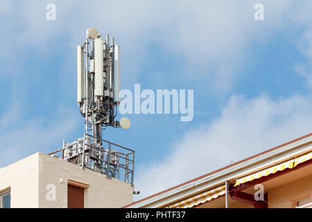 Mobile Antennen im oben auf einem Gebäude Stockfoto