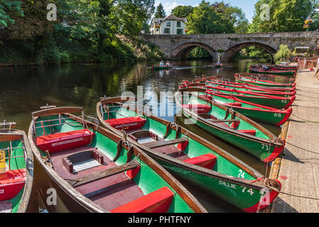 Ruderboote auf dem Fluss Nidd in Knaresborough in Yorkshire. Stockfoto