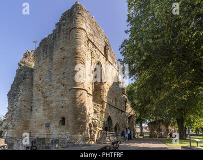 Knaresborough Castle ist eine zerstörte Festung mit Blick auf den Fluss Nidd in der Stadt Knaresborough, North Yorkshire, England Stockfoto