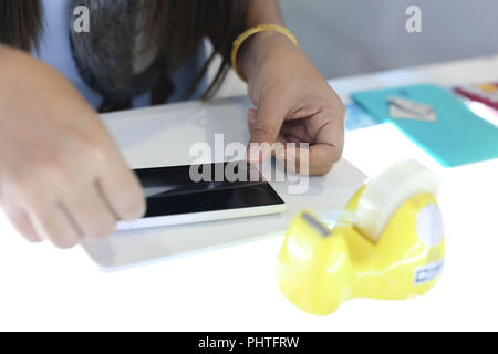 Frau mit einem screen protector auf einem Mobiltelefon Stockfoto