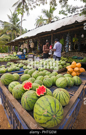Vertikale Ansicht von einem Straßenrand stall Verkauf von Wassermelonen in Sri Lanka. Stockfoto