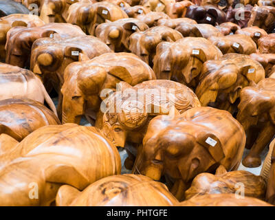 Horizontale Nahaufnahme von Holz- Elefant Verzierungen für Verkauf in Sri Lanka. Stockfoto