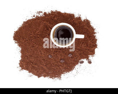 Stark, schwarz Espresso in einem weißen Schale, mit frisch gemahlenem Kaffee und Bohnen. Auf weissem Hintergrund. Stockfoto
