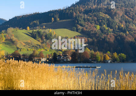 Herbst Landschaft mit Gemeinde in Oberbayern in der Nähe von Mountain Lake mit Pier und trockenen Schilf Stockfoto