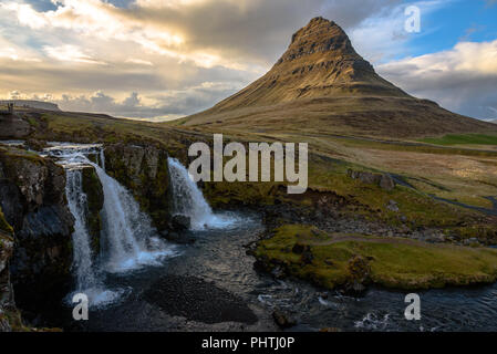 Kirkjufellsfoss und Kirkjufell, dem berühmten Berg aus Spiel der Throne in Island Stockfoto