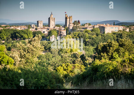 Arerial Blick auf die Uzès, Frankreich, Europa. Stockfoto