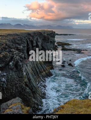 Ein basalt Spalte Shoreline bei Arnarstapi auf der Halbinsel Snaefellsnes in Island in der Dämmerung Stockfoto