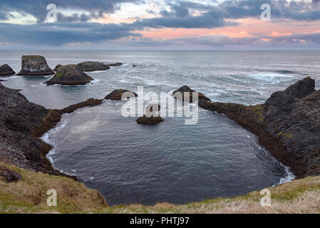 Inseln vor der Küste von Island in Arnarstapi Stockfoto