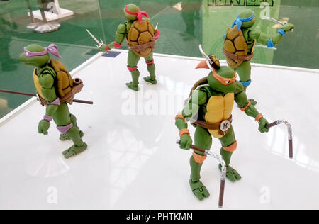 Ausgewählte konzentrierte sich der fiktiven Figur Action Figur TEENAGE MUTANT NINJA TURTLE. Der Kollektor auf dem Schreibtisch für öffentlich angezeigt. Stockfoto