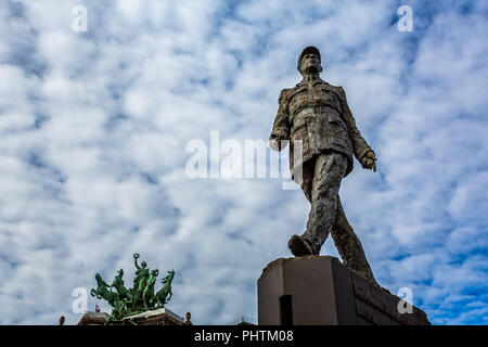 Bronzestatue von Charles de Gaulle gegen den blauen Himmel in der Place Clemenceau in Paris, Frankreich, am 26. August 2018 Stockfoto