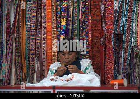 Otavalo, Ecuador - Juli 5, 2012: Indische Frauen in Nationale Kleidung verkauft die Produkte ihrer Weberei, wie üblich an Wochentagen auf der berühmtesten Märkte i Stockfoto