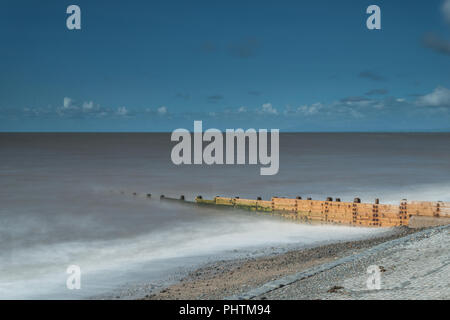 Die verlassenen Küste und Strand in Fleetwood auf der Lancashire Küste im Sommer mit langen Belichtung auf das Meer und den Sandstrand bei Flut. Stockfoto