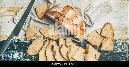 Sauerteig Brot aus Weizen in Scheiben geschnitten auf den Tisch, breiten Zusammensetzung Stockfoto